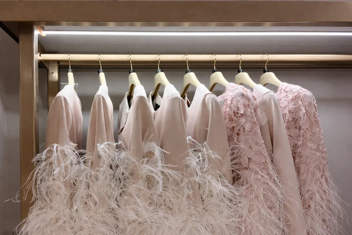 Bespoke illuminated display rails for retail environments