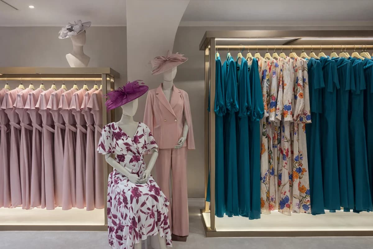 Illuminated rails system for retail display