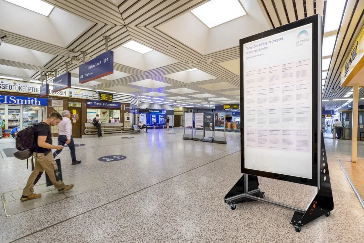 ULTRA Range Freestanding Poster Case