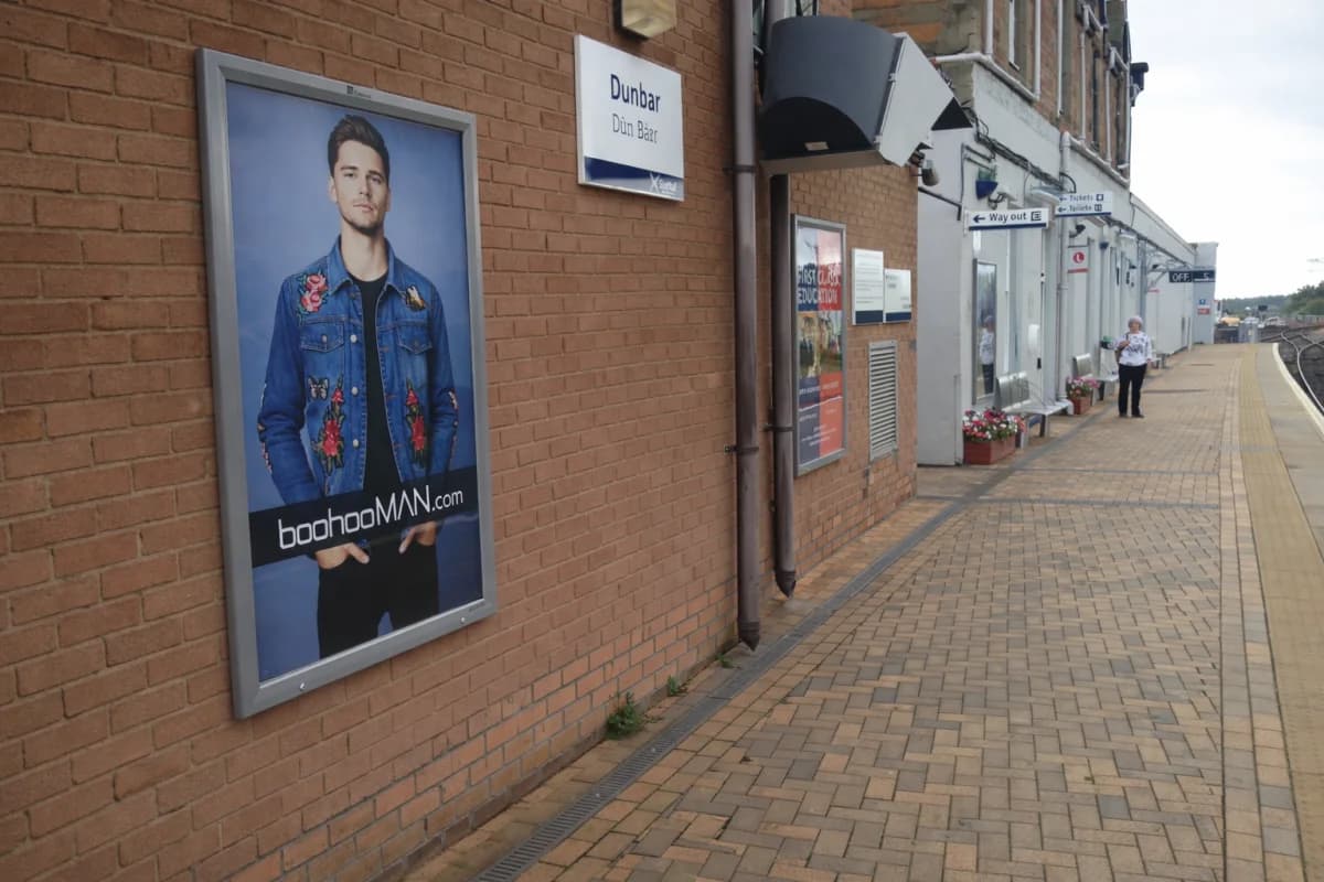 Wall mounted PRO poster case with cover